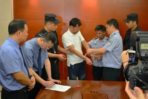 高清组图:6名涉职务犯罪外逃人员被押解回国现场