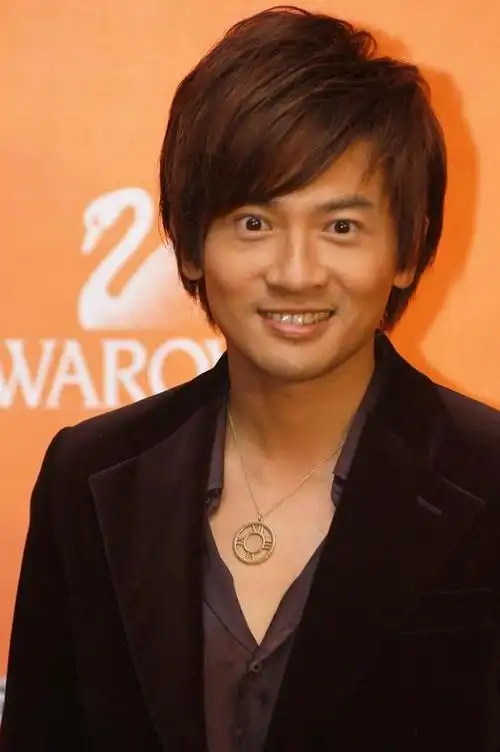 图文: 中国风尚大典揭晓 苏有朋捧杯喜笑颜开