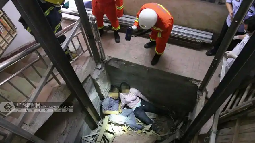 电梯井内发生惨剧 冰箱从空中砸落致一死一伤(图)