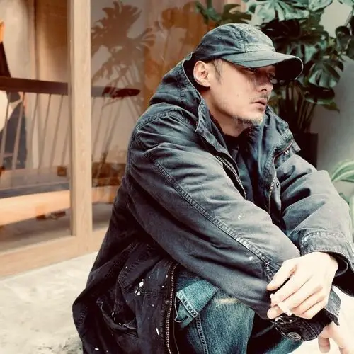 39岁余文乐独自返港一晚蒲三场断正多女围 王棠云越洋硬撑老公