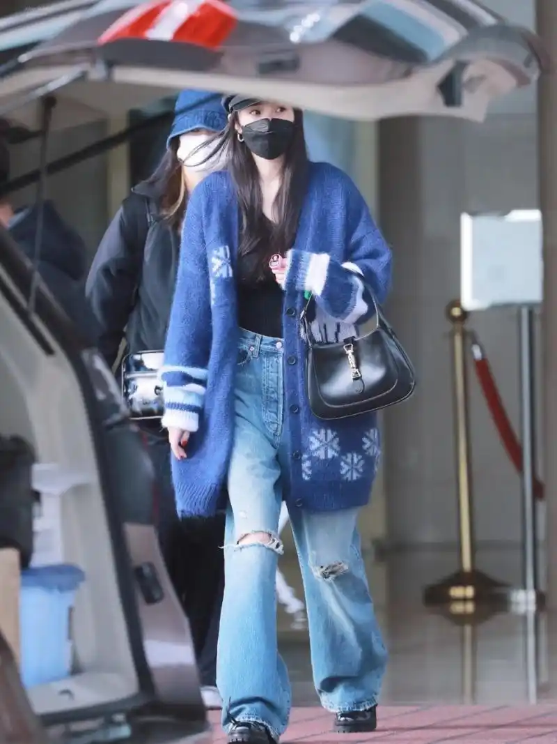 杨幂机场时尚秀,秋日暖阳下的穿搭艺术  杨幂在机场的街拍中展示了她