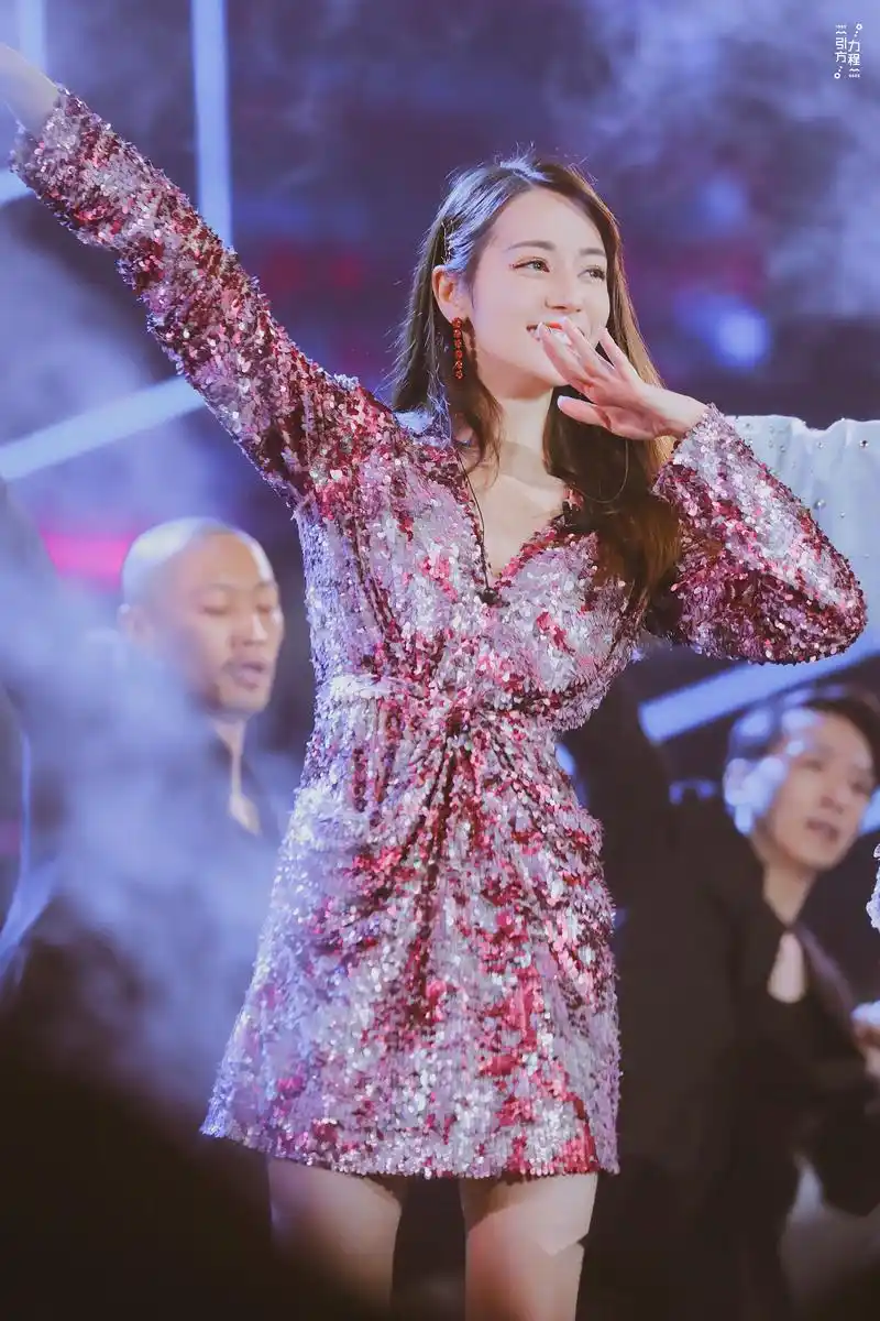 在舞台上超有魅力的热巴,早安.