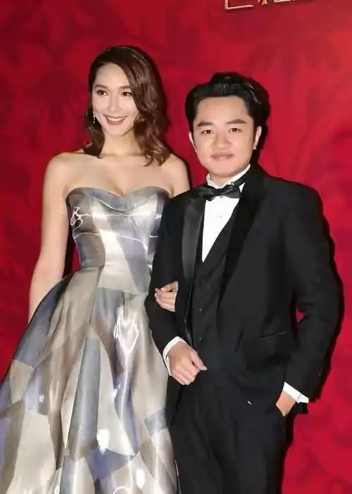 王祖蓝妻子李亚男身材真高挑穿抹胸裙配高跟鞋气质更优越