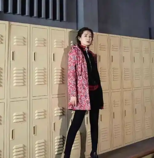 原创原创43岁刘敏涛火了后真高调8千上衣配上万裙眼角眉梢皆是风情