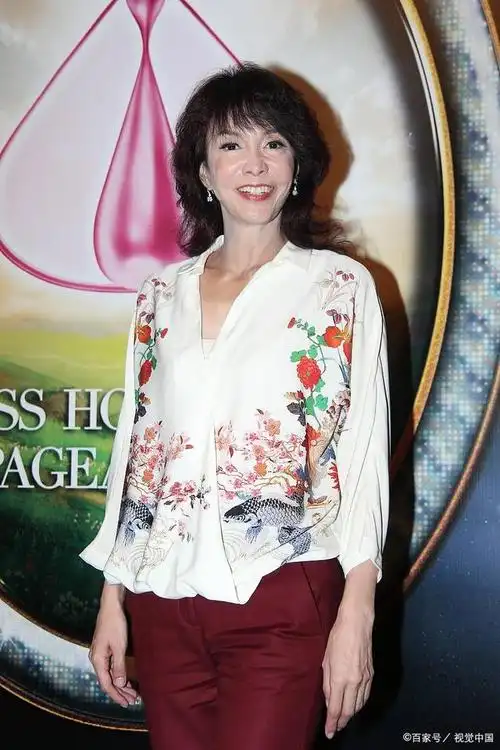 周润发与郑裕玲公开亲吻,再次引争议,女方深情笑容显眷恋