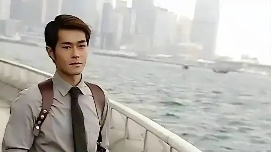 他曾经主演过一些低俗的三级片,比如《新家法》《龙在边缘》《夜叉》