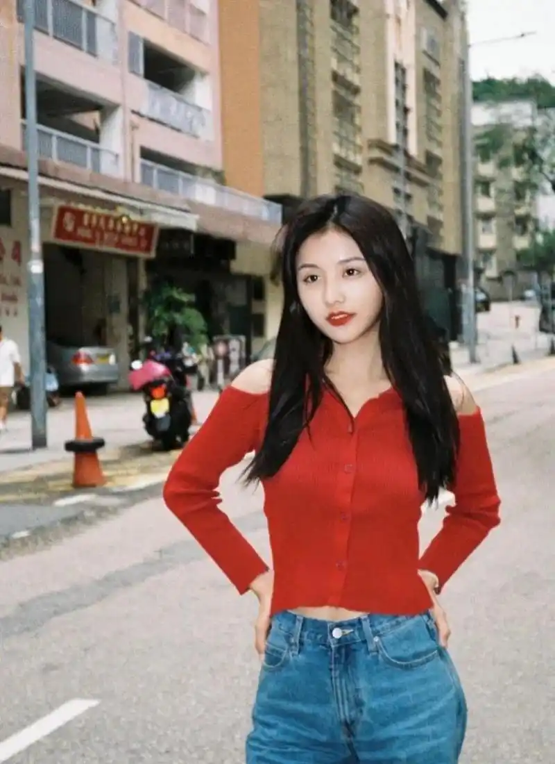 张翰新女友是这位上过恋综的高文君,比他小十几岁,港大理工科双学位