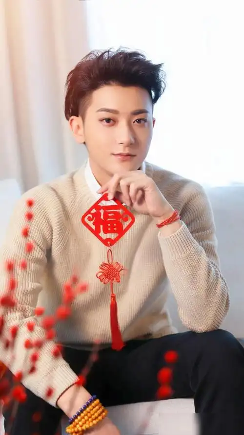 演员黄子韬炫酷又帅气来看写真照