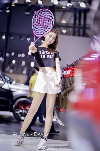 美女车模热裤白皙美腿性感写真图片