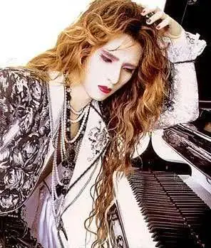 日系摇滚林佳树红唇美甲羊毛卷还和木村拓哉老婆交往过