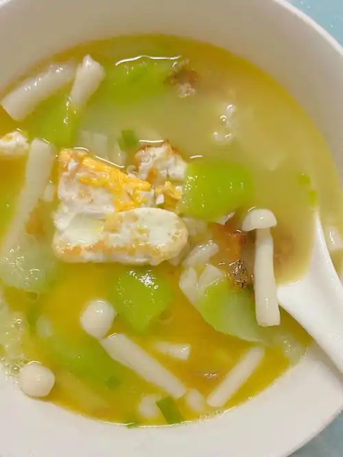 味美又低脂食材:丝瓜1跟 鸡蛋2个 葱花 海鲜菇 姜片做法:166丝瓜切