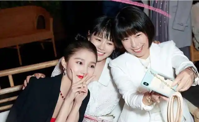 关晓彤与马思纯合照这个举动暴露其"小心机"!