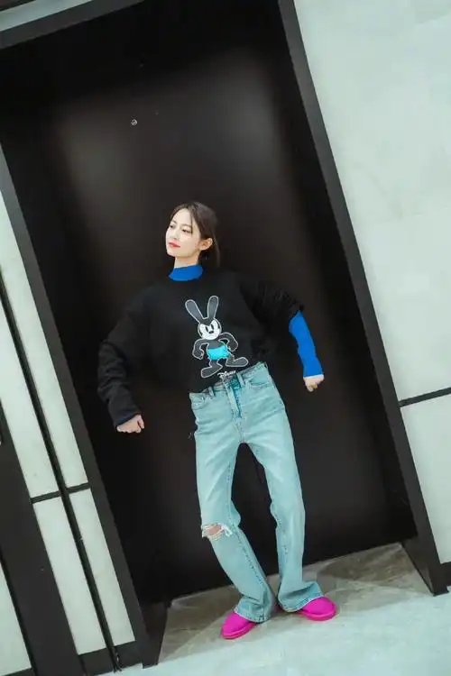 陈钰琪晒开工私服,穿黑色卫衣内搭蓝毛衣配牛仔裤,时髦又俏皮