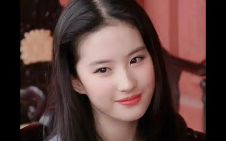 回顾,那个把自己整容成"刘亦菲"的19岁女孩,过得怎样