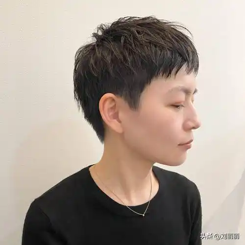 夏天最火爆的发型来了,推边女士短发很清爽,剪完大不一样