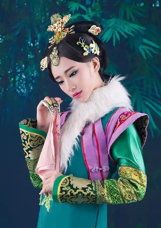 清服古装美女绿袍难掩身妖娆