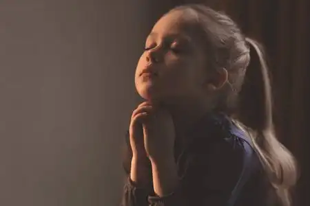 宗教基督徒女孩在室内祈祷照片