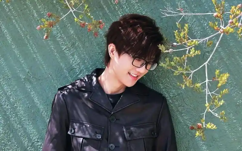 许嵩:他是檐上三寸雪,也是人间惊鸿客