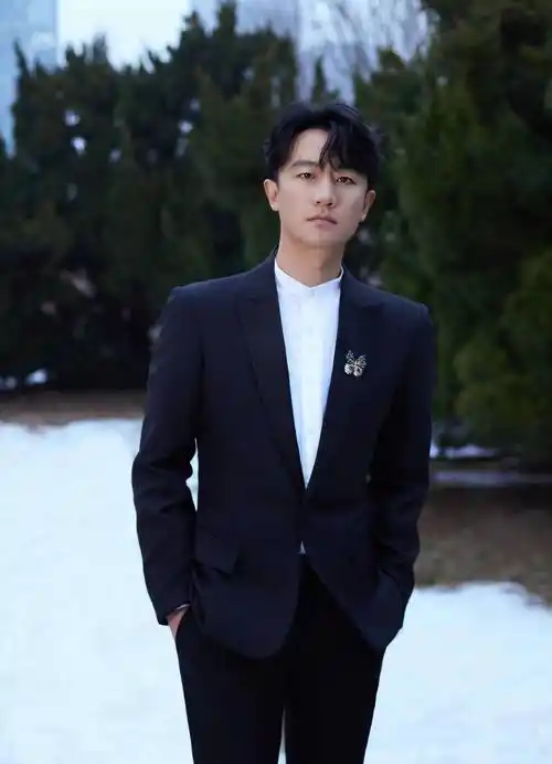 黄轩雪景西装照好治愈