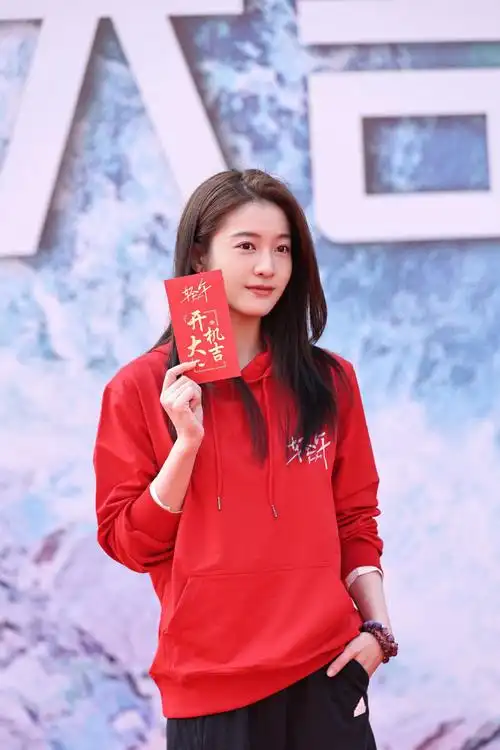 张雪迎超话今日解锁新身份,酷飒女孩金彤前来报到!