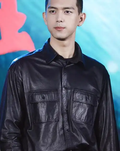 剪寸头的李现换了种帅法,黑色装扮潮流个性,是你的"菜"吗