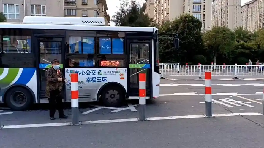 公交车上有人下车