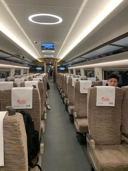 果然是高大上的广港高铁,整洁舒适,坐车的人也不多,心中窃喜,节前