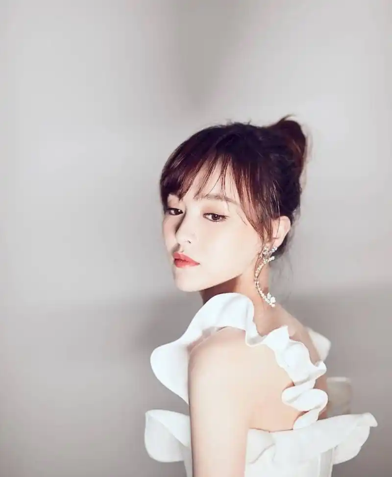 曲线优美,性感迷人的#唐嫣# 甜美优雅,妩媚端庄,香肩玉背,美艳绝伦.