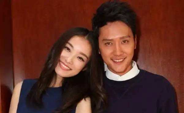 冯绍峰的绯闻前任一个比一个年轻一张合照暴露最爱的还是她