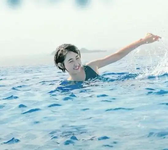 张子枫与吴磊泳池嬉闹女方穿泳装皮肤白皙秀出一双纤细胳膊