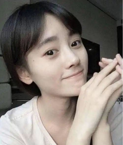 鞠婧祎十八岁旧图曝光,又卷入整容风波,网友:变化很明显_照片_发展