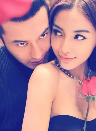 黄晓明baby吻照曝光 学女神桃花肌秀恩爱必备