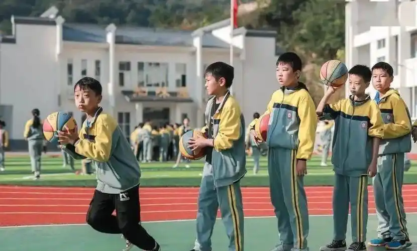 小学生到校先上体育课再上文化课,网友吵翻了