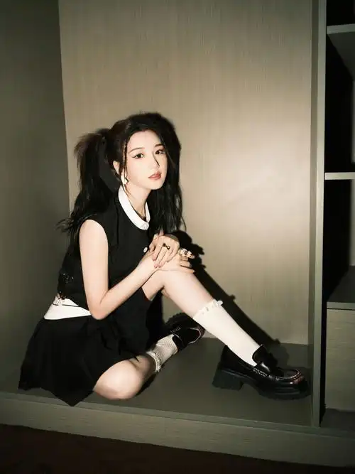 毛晓彤身穿黑白撞色学院风短裙双高马尾是精髓