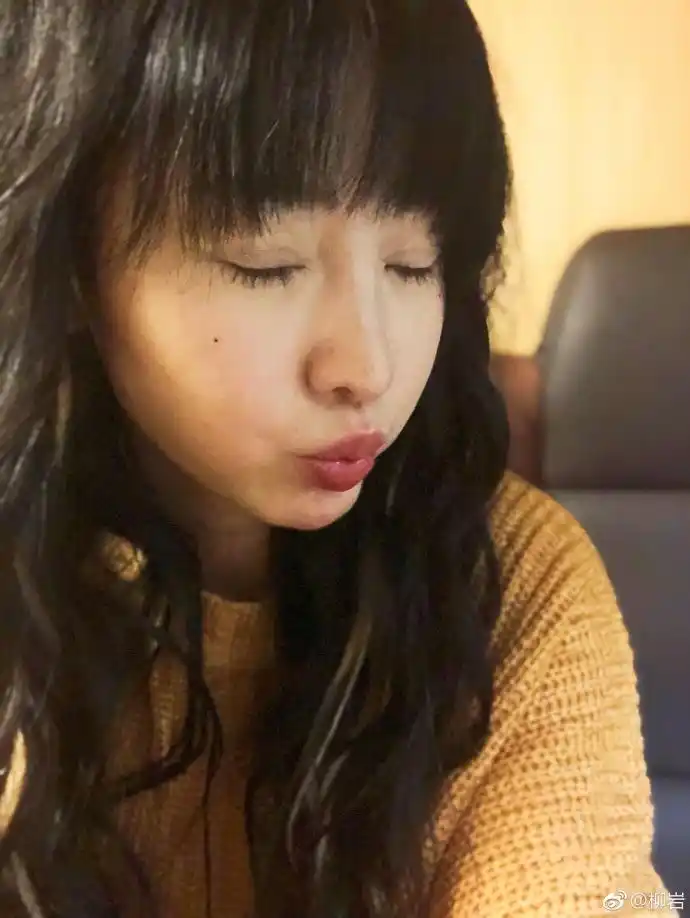 柳岩自拍素颜照,快来近观一下你的偶像吧!