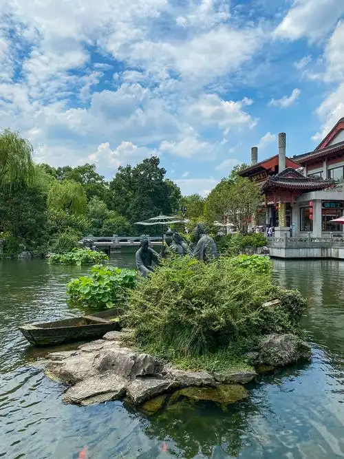 杭州西湖景区雷峰塔大热天登塔人很多