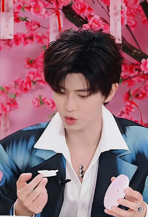 任嘉伦嘟嘟嘴92十八宫格大年初七啦……一起来嘟嘟嘴92