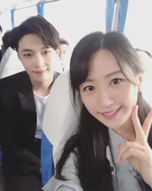 一脸正气地合照最帅的老干部张艺兴