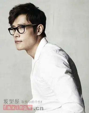 男生帅气三七分短发型 偏分打造复古美男