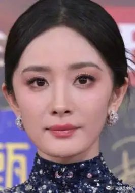 巴黎这一天杨幂妆造尴尬娱乐圈的现实展现的淋漓尽致