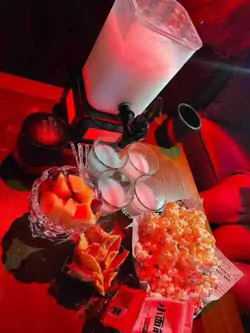 假面酒吧·mask音乐现场-"考完试来喝喝酒真是太开心了!每次喝酒都.