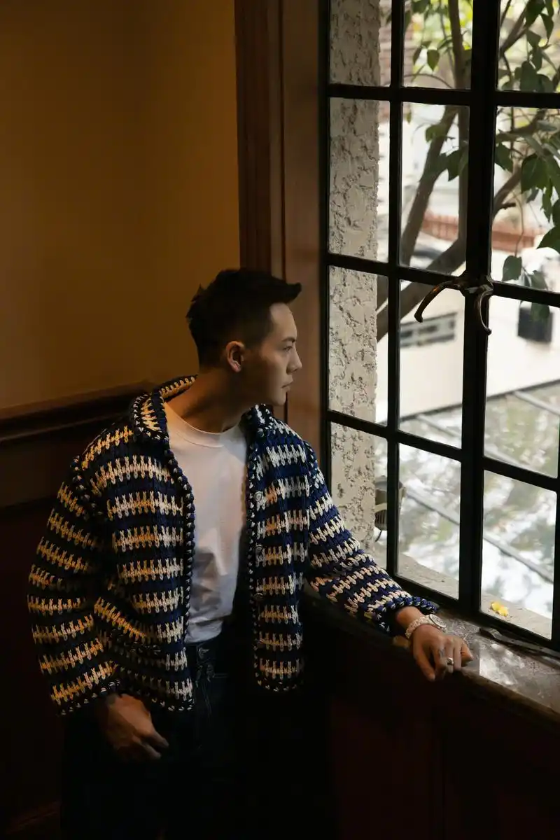 陈伟霆穿着品牌2021早春的蓝白拼色针织外套,简单造型出镜