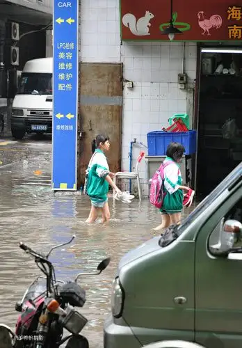 学生脱鞋涉水进入"威尼斯"水城.