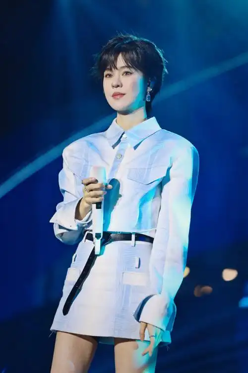 郁可唯超话#听live听郁可唯#@郁可唯姐姐今晚演出现场美图来啦!