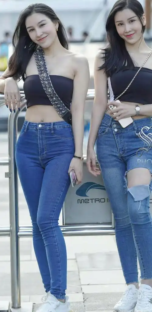 率性时尚风,蓝色小脚牛仔裤搭配,潮流与魅力交织!