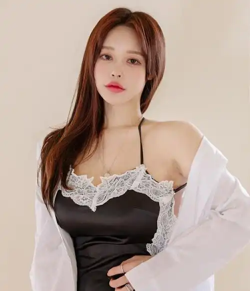 清纯美女穿吊带睡裙又纯又欲诱人眼神是在太撩人