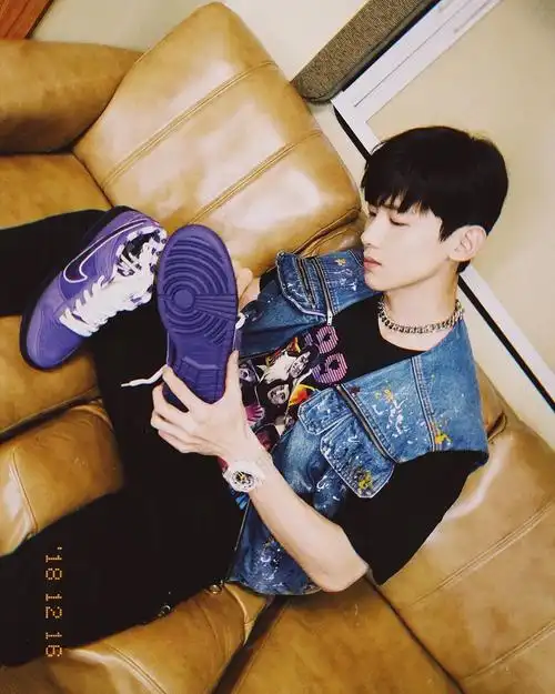 白敬亭参加鞋展疯狂换鞋!还买了一双 air mag!