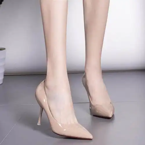 优雅知性细高跟,高跟鞋打造纤长双腿,衬托美白玉足散发迷人气息