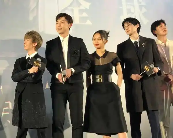 当王子文和郭敬明合照后,相差7cm的身高,让粉丝们都意外了!