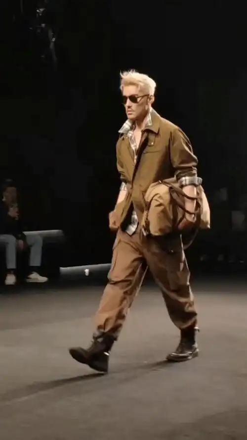 胡兵上海时装周新造型太燃了网友这才是不老男神53如23岁